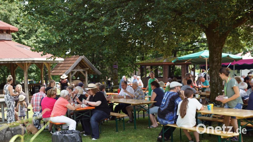Ein schattiges Plätzchen unter den Laubbäumen des Dorfplatzes war sehr geschätzt Bild: bkr
