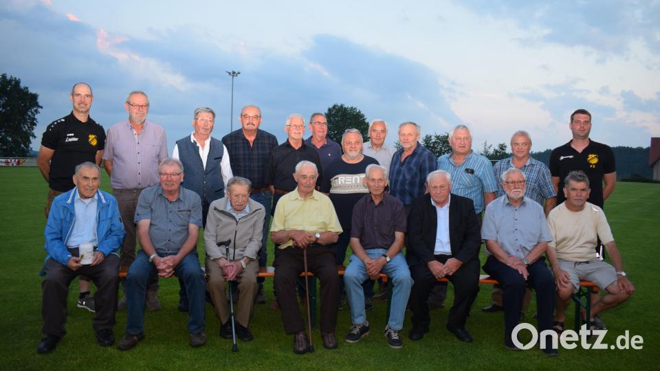Eine lange Reihe von Gründungsmitgliedern und Mitgliedern, die seit 50 Jahren dem Verein SF Weidenthal-Guteneck die Treue halten, konnten Vorstand Franz Kirchberger (hinten links) und zweiter Vorstand Alexander Butz mit Urkunde und einem Geschenk ehren. Bild: bnr