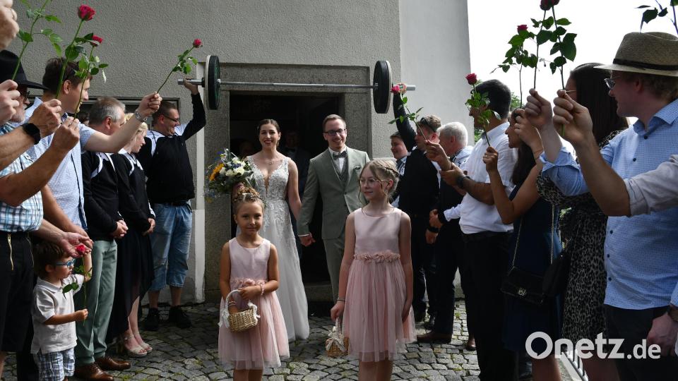 Frisch vermählt und unter der Hantel schreiten Kerstin und Christopher Bär aus der Kirche. Bild: D. Nachtigall/exb
