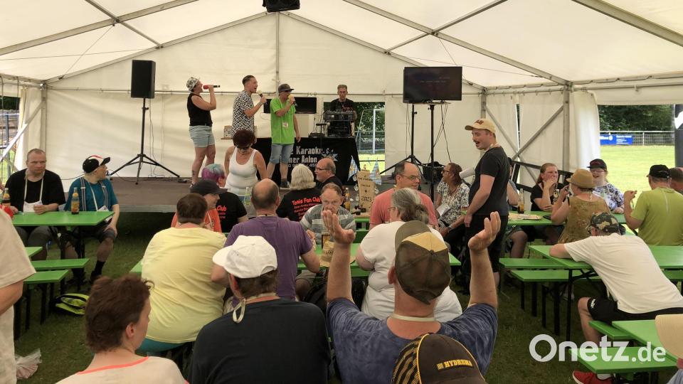 Der Karaoke-Toni animierte das Zelt zum Mitsingen - auf und vor der Bühne - und sorgte so für amüsante Stimmung. Bild: mis