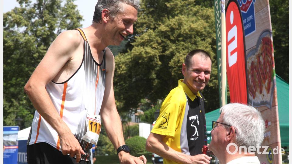 Der Geschäftsführer des Globis-Warenhauses, Christof Judenmann, ehrte den Sieger im 5000-Meter-Lauf, Georg Fink. Dahinter der Schwandorfer Stadtmeister Markus Müller. Bild: Hirsch