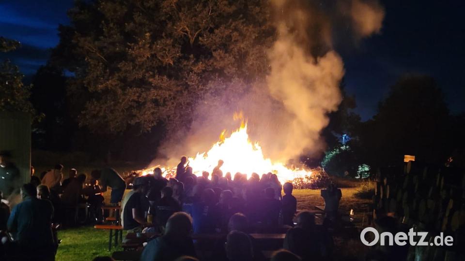Das Petersfeuer erhellt den Abendhimmel. Bild: Cornelia Treml/exb