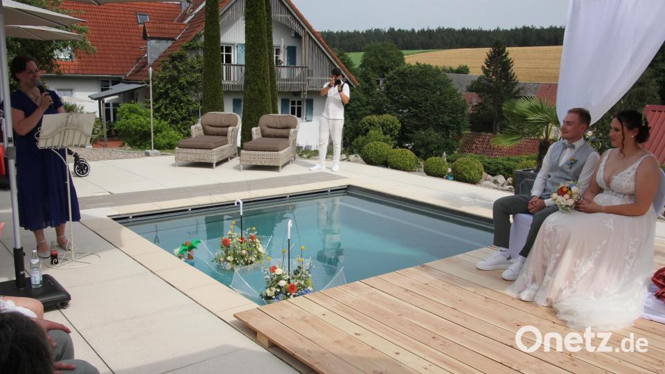 Malerische Kulisse. Auf einer Brücke über den Salzwasserpool hatte das Brautpaar Platz genommen. Links Traurednerin Sabrina Fröhlich. Bild: kro
