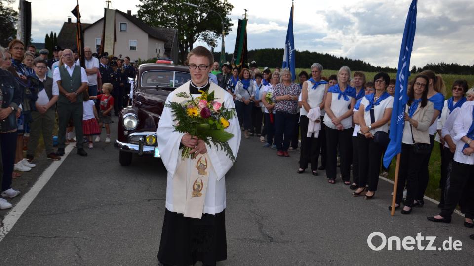 Ein herzlicher Empfang wird dem Neupriester Michael Steinhilber von der Geistlichkeit, den Vereinen und der Bevölkerung geboten. Bild: gi