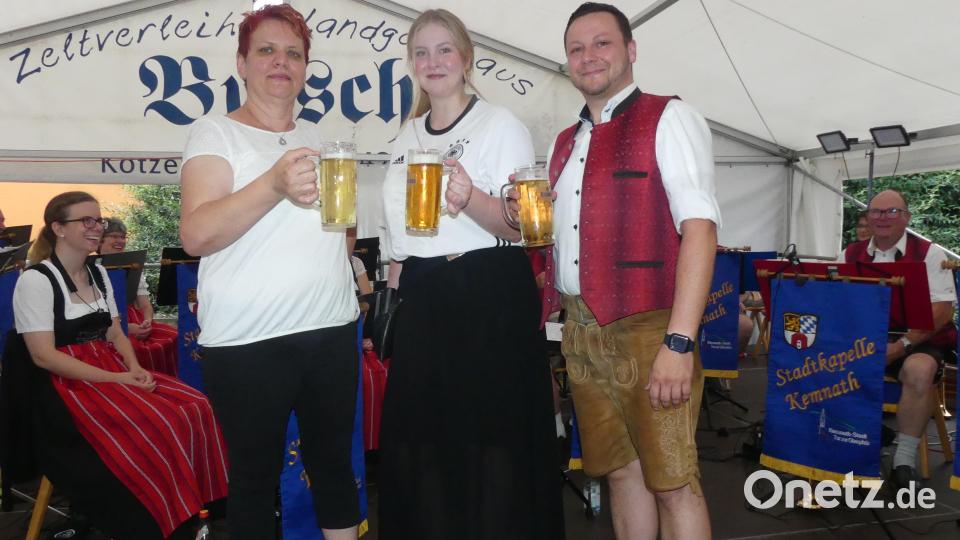 Rene Bauer (rechts) und seine Kemnather Musikanten machen &quot;Fußball-Pause&quot;. Bild: rn