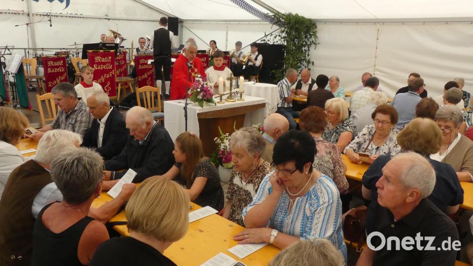 Den Festgottesdienst zelebriert Pater Jakob vom Kloster Speinshart. Bild: rn
