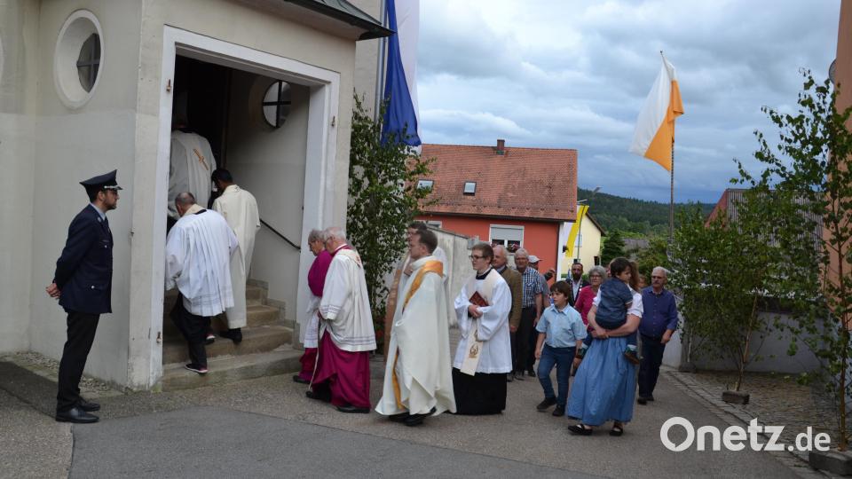 Der Umzug führt zur Kirche mit Andacht. Unter den Geistlichen sind auch der Michldorfer Pfarrer Alfons Forster, Pfarrvikar Amaidhi Arasu von Neukirchen St. Christoph, die Diakone Herbert Sturm und Janusz Szubartowicz. Bild: gi