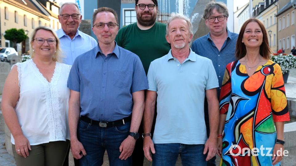 Der neue Vorstand mit Katja Tannreuther (vorne von links), Andreas Ficker, Harald Held und Michaela Hausner. Es gratulieren Klaus Lehl (hinten von links), Johannes Bosco und Michael König. Bild: do