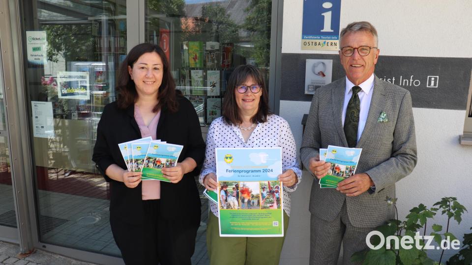 Bürgermeister Franz Stahl mit Petra Römer und Birgit Plößner (v.r.) bei der Vorstellung des Ferienprogramms Bild: Stadt Tirschenreuth/exb