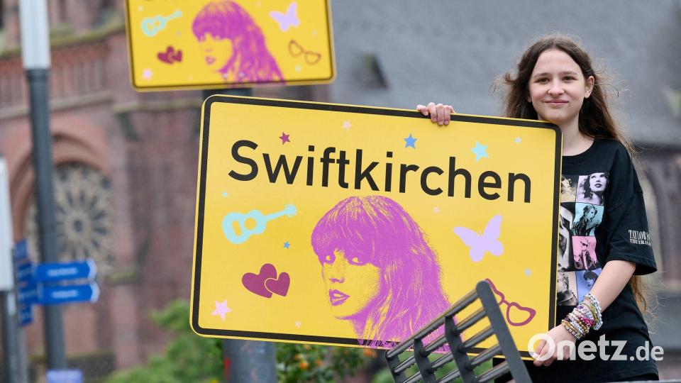 Die Stadt Gelsenkirchen wird im Juli Schauplatz für die „Eras Tour“ von Superstar Taylor Swift - und gibt zu Ehren der Musikerin einen neuen Namen. Enthüllt wurde das „Swiftkirchen“ von Swift-Fan Aleshanee Westhoff. Bild: Bernd Thissen/dpa