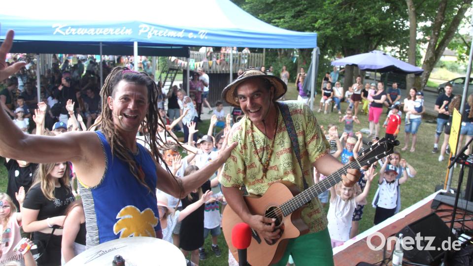 Die Animateure „Rodscha aus Kambodscha und Tom Palme“ begeisterten beim Jubiläumsfest des Pfreimder Kindergartens St. Martin. Bild: Hirsch