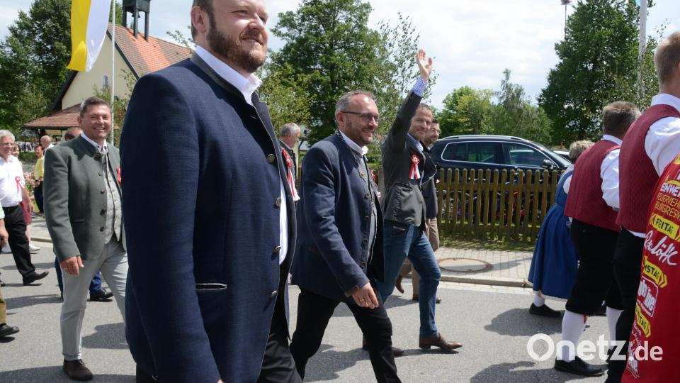 Landrat Andreas Meier, Bürgermeister Markus Bauriedl, MdB Albert Rupprecht und MdL Stephan Oetzinger marschieren im Festzug auch mit. Bild: bey