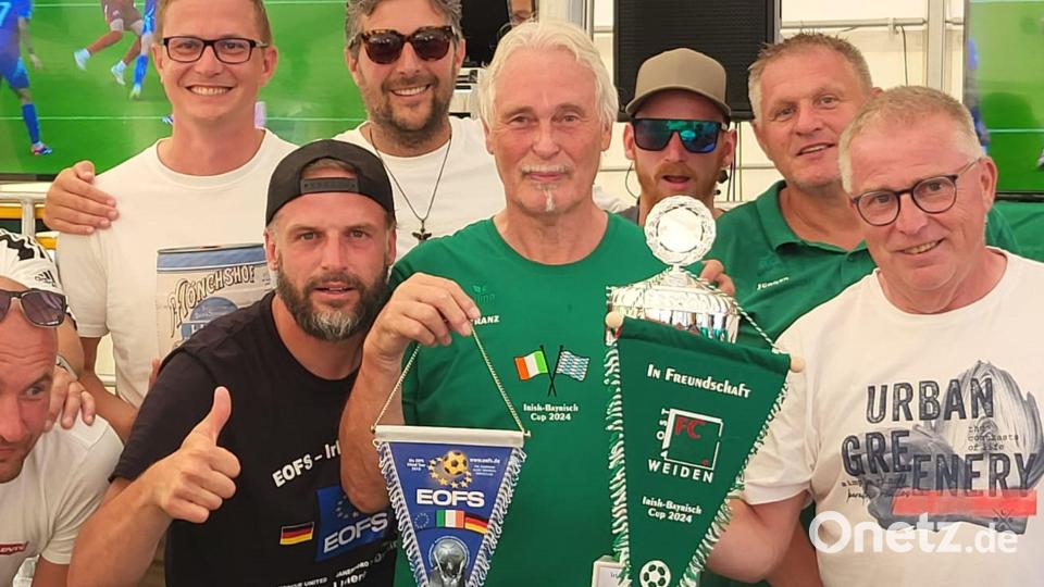 Ausgelassenes Feiern kommt auch nach dem Irish-Bayrisch-Cup nicht zu kurz in Weiden. Bild: Denis Strohbach/exb