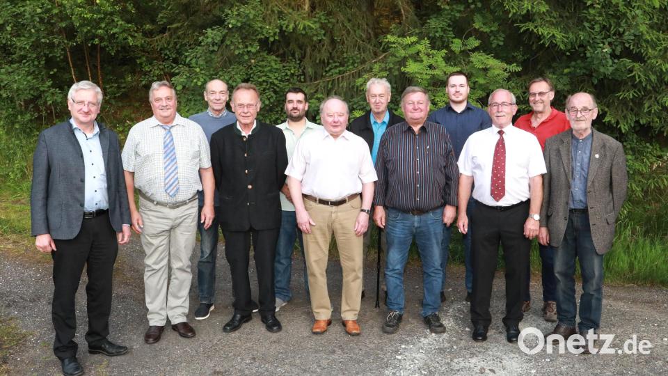 Die Mitglieder des Vorstandes und Aufsichtsrates der Gemeinnützigen Baugenossenschaft, unter anderem mit (von links) Bürgermeister Johannes Reger und Vorstandsvorsitzendem Dieter Döppl sowie dem einstimmig gewählten Aufsichtsratsmitglied Anton Hauer und Steuerberater Fritz Kritzenthaler (Dritter und Zweiter von rechts). Bild: Jochen Neumann/exb