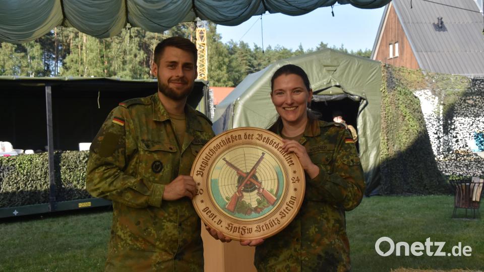 Hauptmann Harders bekommt von Oberstleutnant Werner (rechts) die Ehrenscheibe 2024 überreicht Bild: Mario Hönig/exb
