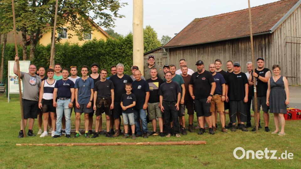&quot;Baum steht&quot;: Stolz präsentieren sich die Helfer vor ihrem zurückgegebenen Kirwabaum. Bild: amö