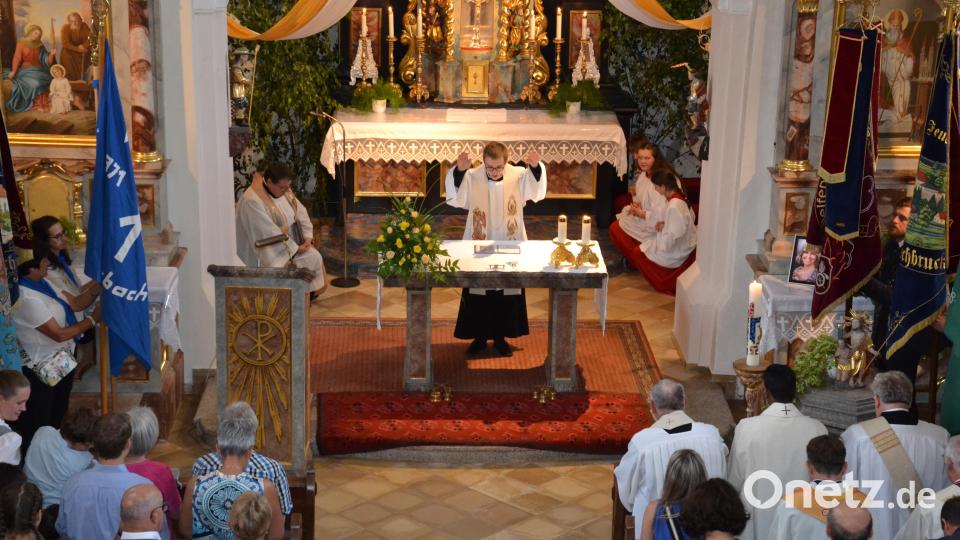 Neupriester Michael Steinhilber erteilt den Primizsegen. Bild: gi