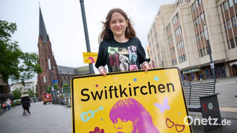 Die Stadt Gelsenkirchen wird im Juli Schauplatz für die „Eras Tour“ von Superstar Taylor Swift - und gibt zu Ehren der Musikerin einen neuen Namen. Enthüllt wurde das „Swiftkirchen“ von Swift-Fan Aleshanee Westhoff. Bild: Bernd Thissen/dpa