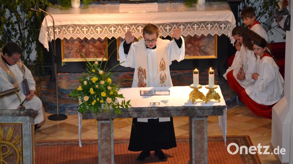 Neupriester Michael Steinhilber erteilt den Primizsegen. Bild: gi