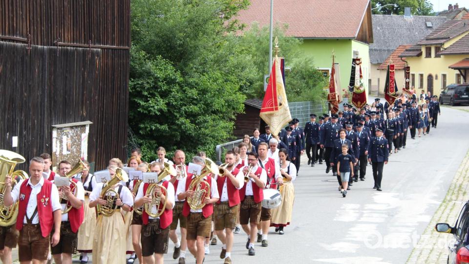 Gemeinsam marschieren die Vereine unter den Klängen der Blaskapelle Kunschir zu Festhalle Bild: amö