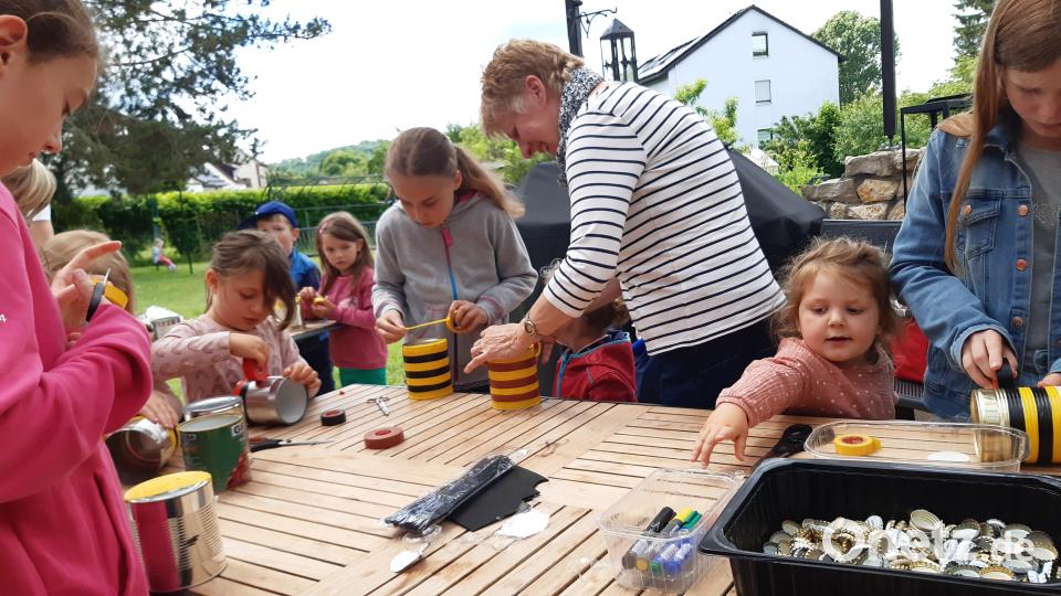 Das Basteln beim OGV Ammersricht machte den Kindern viel Spaß. Bild: Cornelia Schanderl/exb