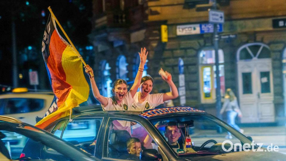 Autokorsos feiern bei der EM ein Comeback. Bild: Andreas Arnold/dpa