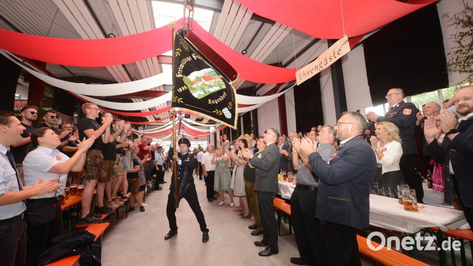 Der Hagendorfer Fahnenträger Michael Vogl wendet beim Schwenken der Fahne alle Kraft auf. Bild: bey