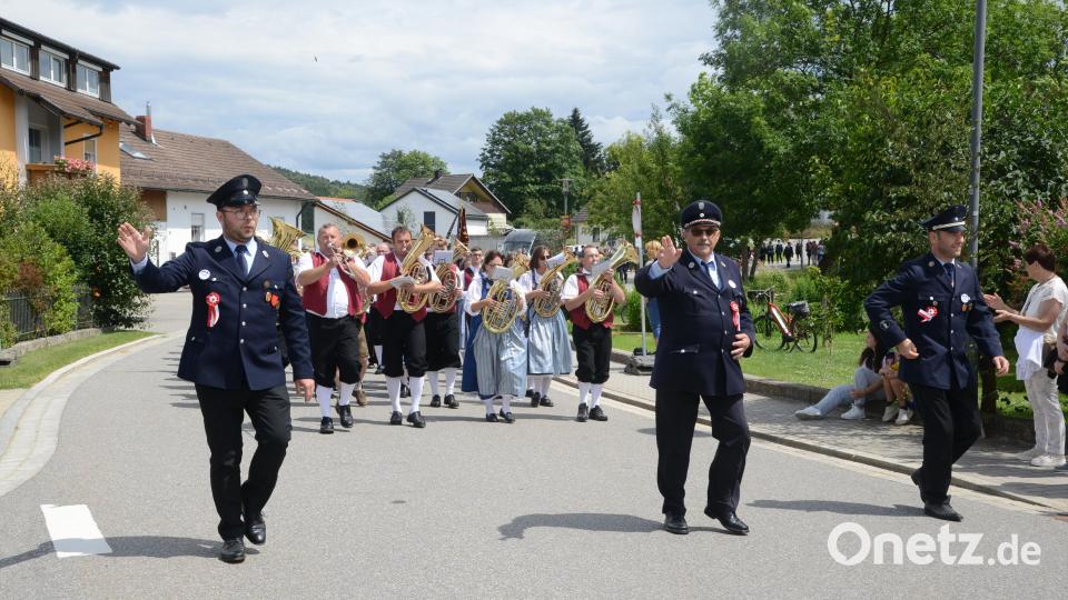 Die Führungsspitze der Feuerwehr Hagendorf führt den Festzug an. Die Waidhauser Blasmusik (dahinter) gibt den Marschschritt vor. Bild: bey