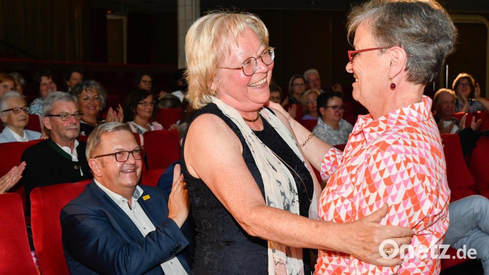 Verleihung Frauenpreis 2024 Soroptimist Club Amberg-Sulzbach an Marianne Gutwein (Sozialdienst katholischer Frauen) im Ring-Theater Amberg mit der Präsidentin des Bayerischen Landesfrauenrates, Monika Meier-Pojda (rechts). Bild: Petra Hartl