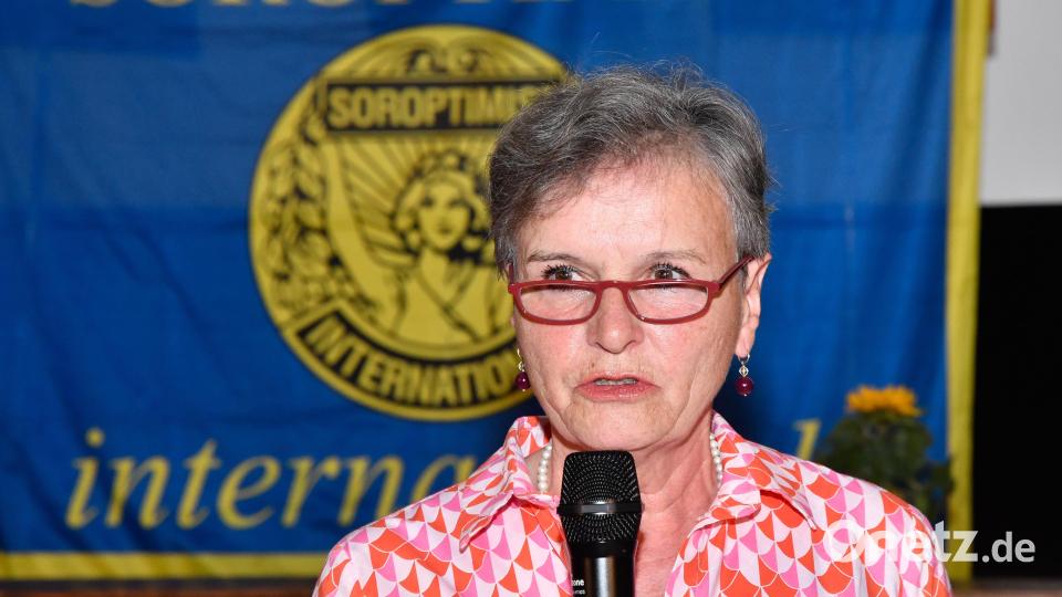 Die Präsidentin des Bayerischen Landesfrauenrates, Monika Meier-Pojda, hielt ebenfalls eine Laudatio auf Marianne Gutwein. Bild: Petra Hartl