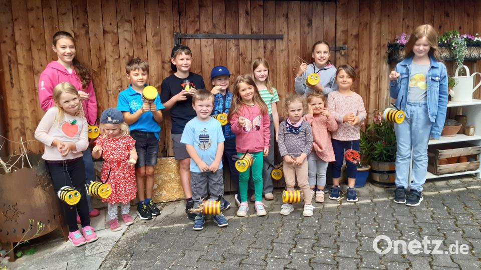 Das Basteln beim OGV Ammersricht machte den Kindern viel Spaß. Bild: Cornelia Schanderl/exb