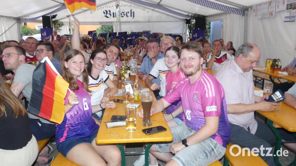 Die fußballbegeisterten Besucher feiern den Sieg der Nagelsmannelf. Bild: rn