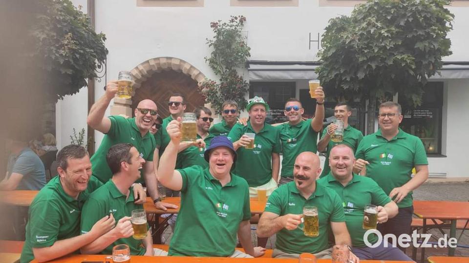 Ausgelassenes Feiern kommt auch nach dem Irish-Bayrisch-Cup nicht zu kurz in Weiden. Bild: Denis Strohbach/exb