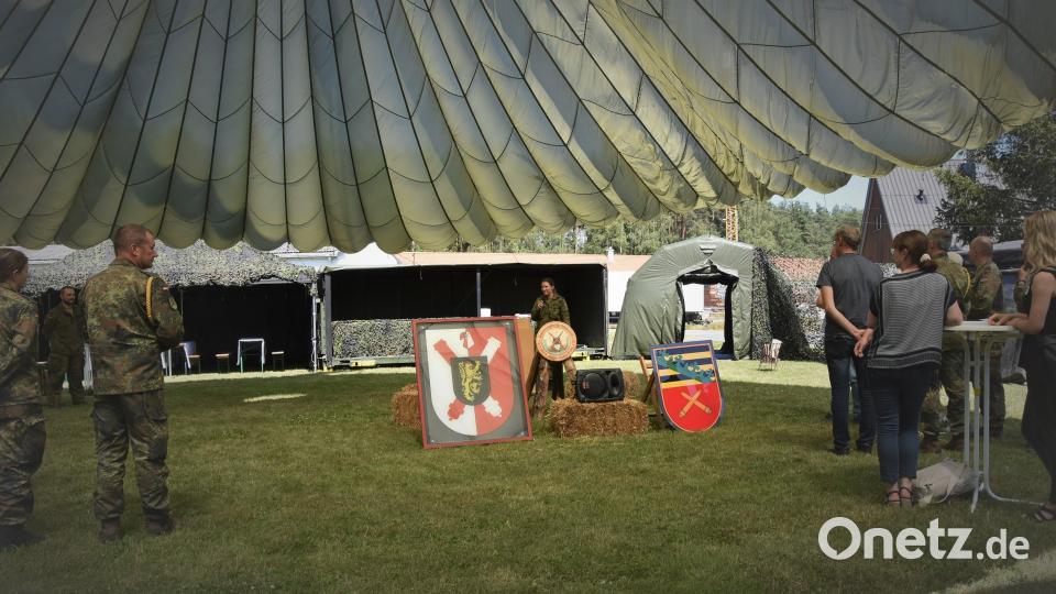 Oberstleutnant Werner begrüßt die geladenen Gäste und Soldaten in Weiden. Bild: Mario Hönig/exb
