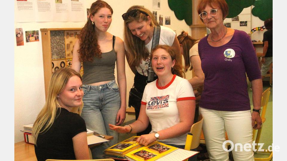 Leiterin Gaby Schönberger (rechts) begrüßte viele &quot;Ehemalige&quot; und ließ sie in den Fotoalben von damals blättern. Bild: Hirsch