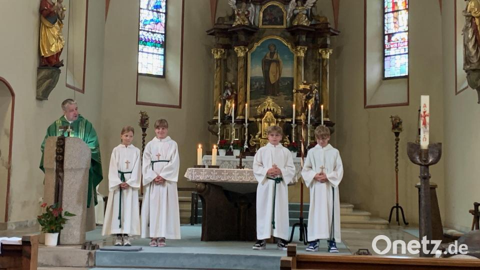 Pfarrer Adam Nieciecki stellt die neuen Messdiener im Sonntagsgottesdienst vor. Bild: Sieglinde Schärtl
