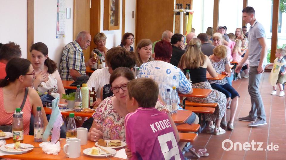 Alle Plätze sind beim Kindergartenfest belegt. Bild: sl