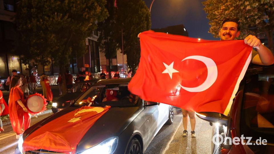 Vor allem türkische Fans feiern Siege ihrer Mannschaft mit Flaggen und Hupen. Bild: Bodo Marks/dpa