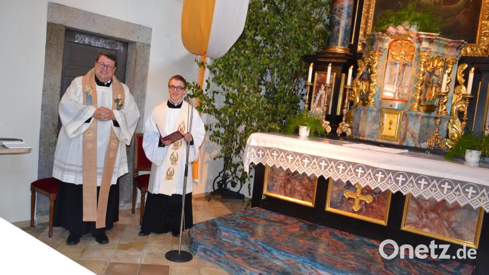 Pfarrer Udo Klösel (links) begrüßt den Neupriester Michael Steinhilber, der die Andacht hält. Bild: gi