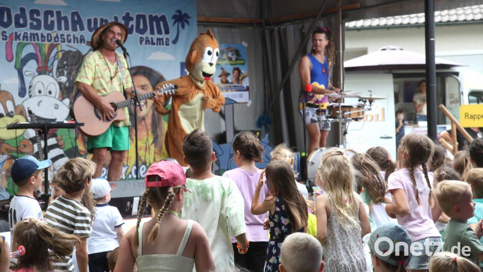 Riesenandrang vor der Animationsbühne „Rodscha aus Kambodscha und Tom Palme“ Bild: Hirsch
