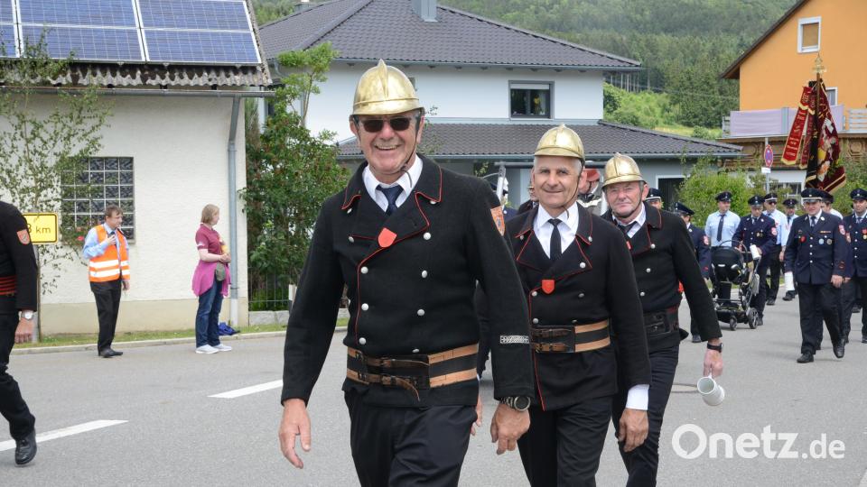 Aus der Nachbargemeinde Pleystein kamen die Wehrmänner in historischen Uniformen. Bild: bey