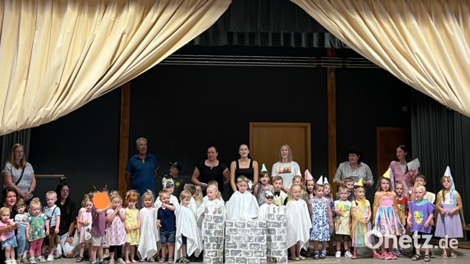 Die Kindergartenschar präsentiert sich mit ihren Erzieherinnen und dem Vorsitzenden des Männergesangverein, Josef Varnhold, dem dankbaren Publikum. Bild: sl