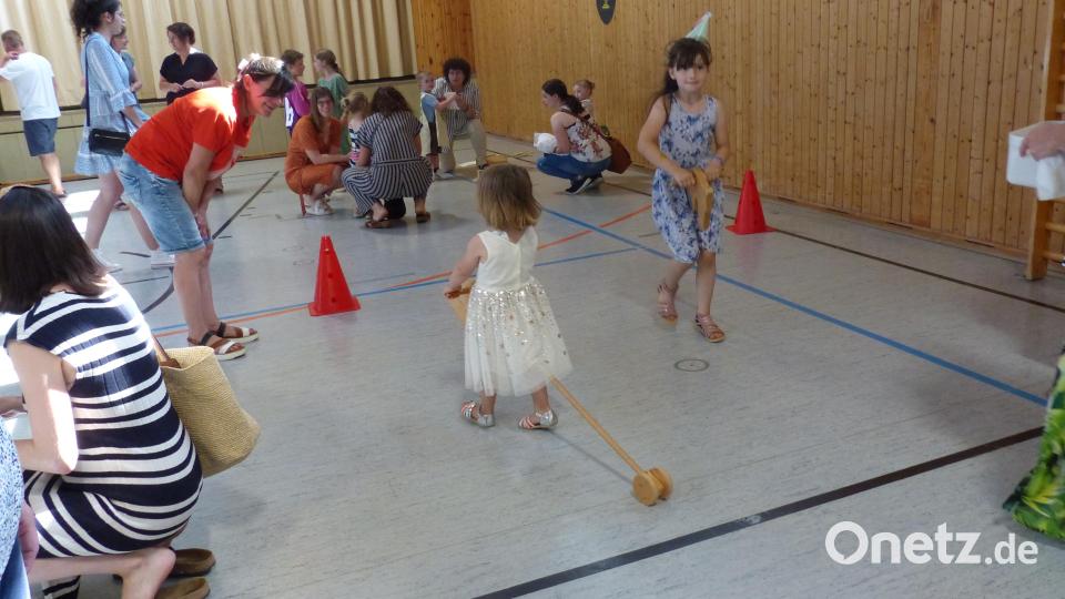 Beim Stecken-Pferde-Rennen kommt es auf Geschick und Schnelligkeit an. Bild: sl