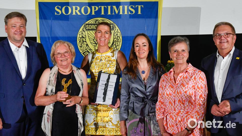 Der Frauenpreis 2024 des Soroptimist Clubs Amberg-Sulzbach ging im Ring-Theater an an Marianne Gutwein (Sozialdienst katholischer Frauen). Von links: Stefan Braun, Marianne Gutwein, Heidi Heckmann, Manuela Nitsche, Monika Meier-Pojda und Martin Preuß. Bild: Petra Hartl