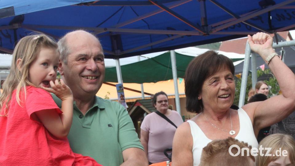 Auch Oma und Opa ließen sich von der Partystimmung anstecken. Bild: Hirsch