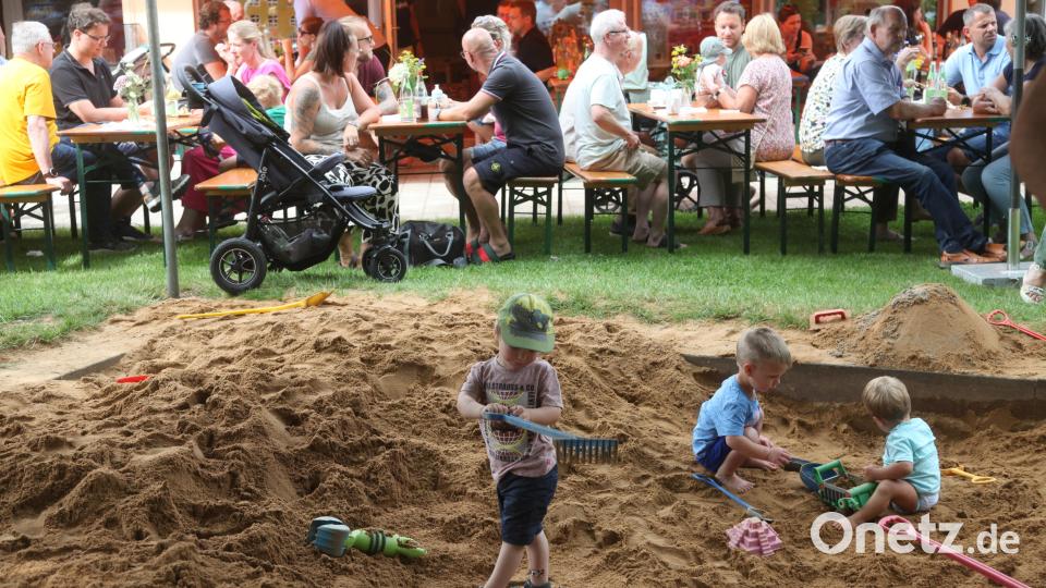 Während die Kinder im Sandkasten spielten, genossen die Eltern bei Weißwürsten, erfrischenden Getränken, Kaffee und Kuchen die Atmosphäre auf dem Freigelände des Kinderfartens St. Martin. Bild: Hirsch