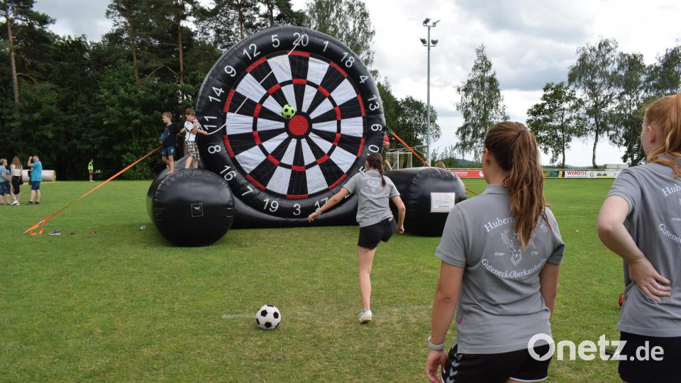 Beim Fußballdart müssen die Teilnehmer am Spiel ohne Grenzen ihre Treffsicherheit beweisen. Bild: bnr