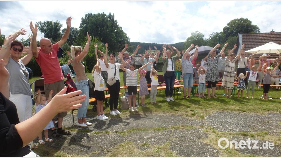 Die Hände hoch: Kinder und Erwachsene machen gerne mit. Bild: mad
