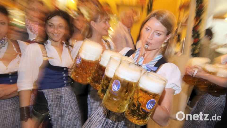 Die Wiesnmaß knackt in diesem Jahr die 15-Euro-Marke. (Archivbild) Bild: picture alliance / dpa