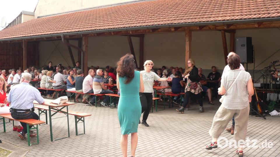 Beim Marktplatzkonzert in Luhe wird auch getanzt. Bild: mh